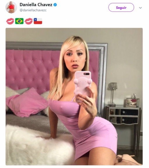 Modelo Daniella Chavez postou fotos sensuais com recados aos brasileiros