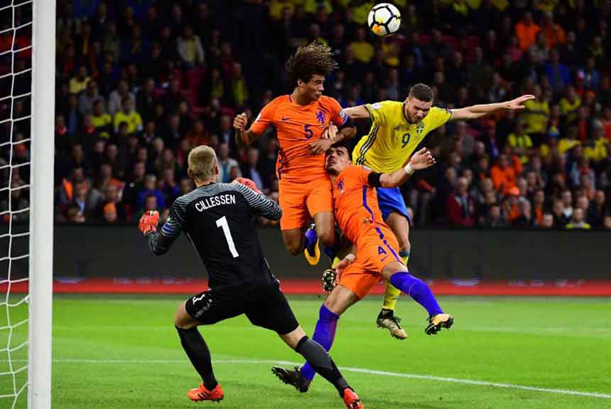 A Holanda bem que tentou, mas não conseguiu se classificar. O triunfo de 2 a 0 sobre a Suécia foi pouco