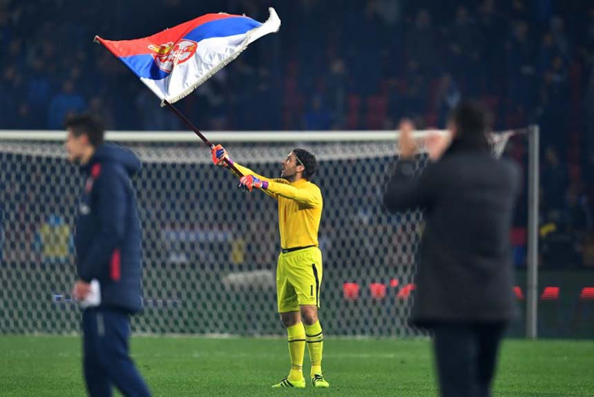 Vladimir Stojkovic, goleiro da Sérvia, também fez a festa com a classificação