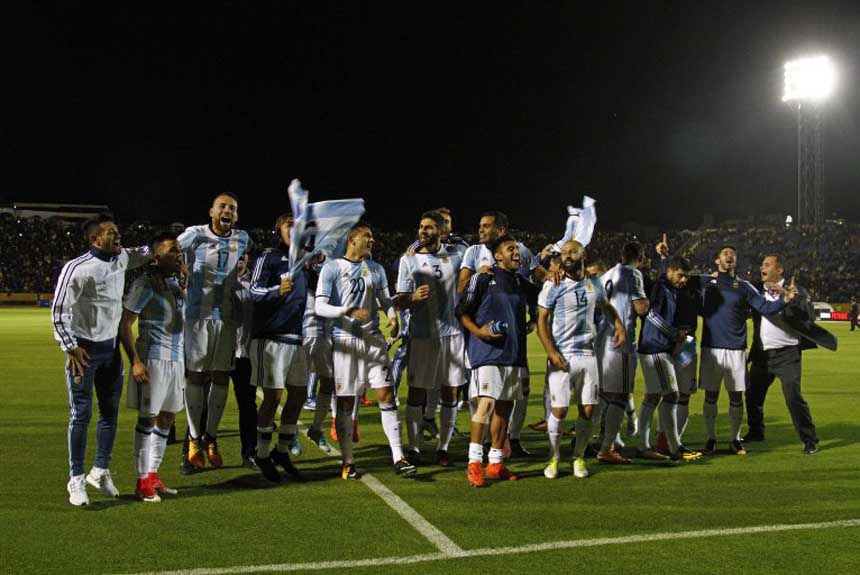 Alívio argentino: jogadores comemoram o triunfo de 3 a 1 sobre o Equador, que enfim rendeu a tão suada vaga na Rússia