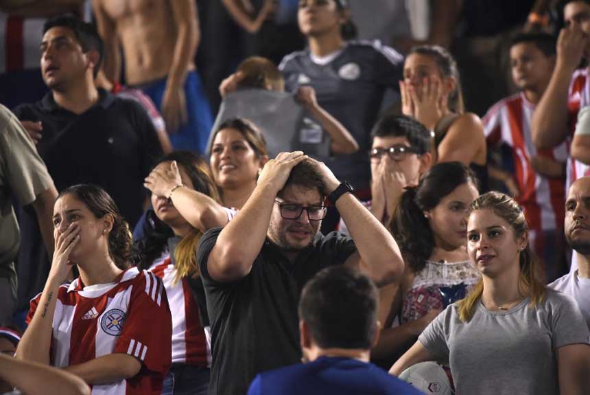 Os paraguaios se desesperam. A derrota de 1 a 0 para a Venezuela custou a vaga
