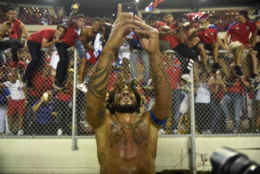 Após o triunfo dos panamenhos, valeu até selfie dos atletas com a torcida