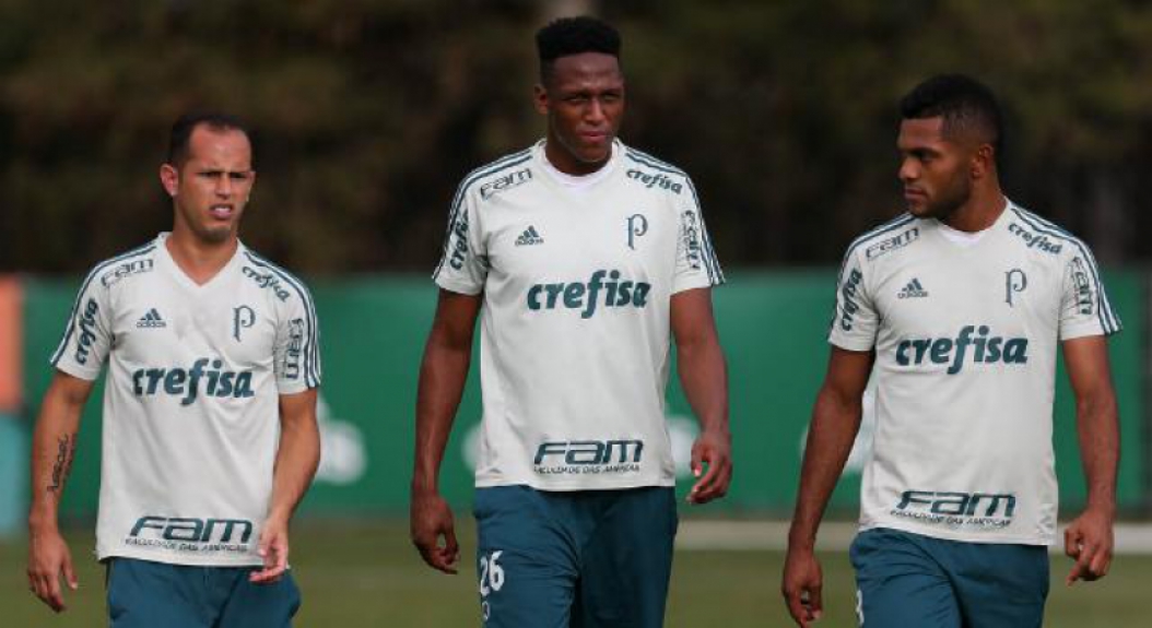 Guerra, Mina e Borja em campo na Academia