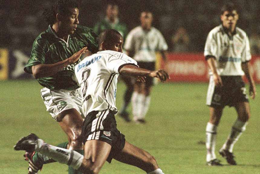Na Libertadores de 1999 Palmeiras e Corinthians se enfrentaram quatro vezes. Na estreia o Verdão ganhou por 1 a 0, com gol de Arce. Ainda pela fase de grupos, o Corinthians ganhou por 2 a 1. Marcelinho Carioca e Fernando Baiano marcaram os tentos do Timão