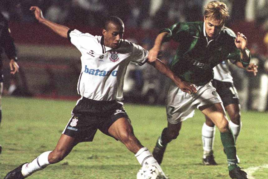 Nas quartas de final os dois paulistas novamente se viram. No primeiro jogo o Palmeiras fez 2 a 0, com gols de Oséas e Rogério. O Timão devolveu o placar na volta com Edílson e Ricardinho. O Palmeiras, que ficaria com o título, ganhou nos pênaltis