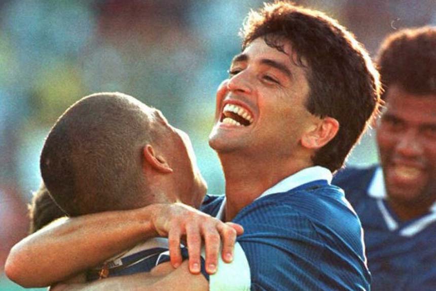 Outro grande ídolo do futebol mundial que jogava no Brasil em 1997 era Bebeto, que defendeu naquele ano as cores de Vitória e Cruzeiro. O jogador se transferiu no ano seguinte para o Botafogo, sendo convocado para a Seleção Brasileira que jogou a Copa do