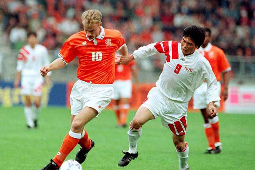 Dennis Bergkamp era o principal ídolo do futebol holandês e ficou em terceiro lugar no prêmio de melhor do mundo da Fifa