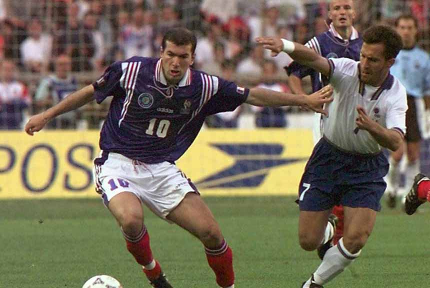 Titular da Juventus, Zinedine Zidane já encantava pela seleção francesa e seria campeão do mundo um ano depois