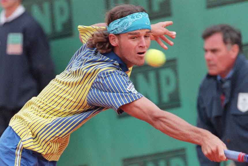 Gustavo Kuerten ganhava pela primeira vez Roland Garros, se tornando ídolo no Brasil e respeitado em todo o mundo