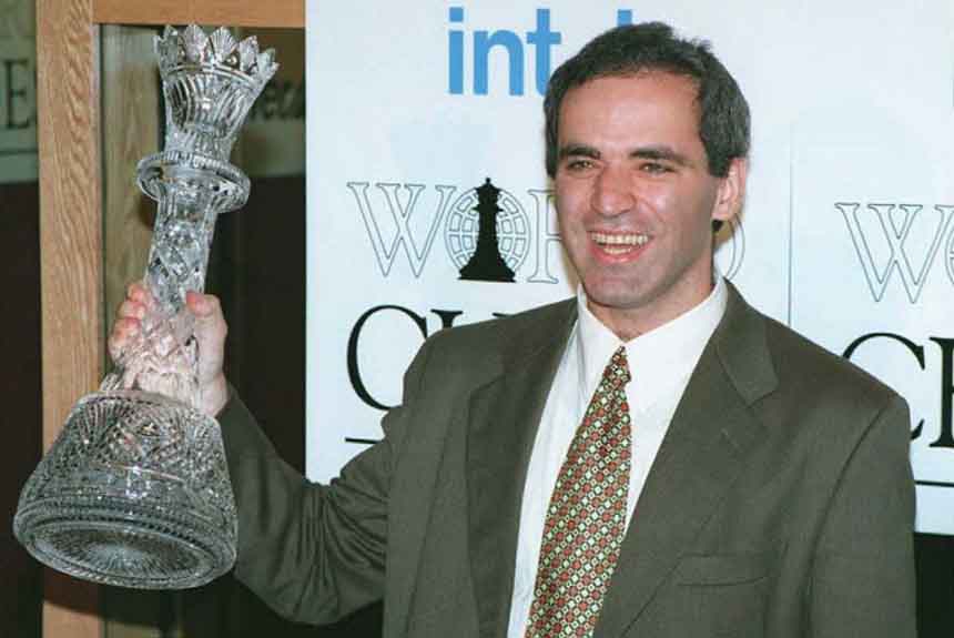 Garry Kasparov, campeão do mundo de xadrez, tinha um status de estrela. Naquele ano ele disputou e perdeu um jogo para o computador