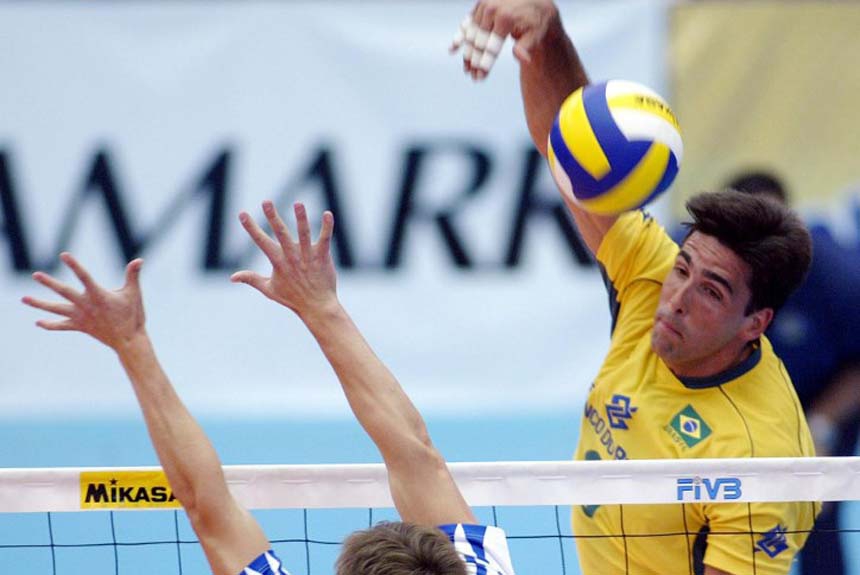 Os amantes do vôlei ainda reverenciavam os campeões da geração de ouro do Brasil, como Maurício e Giovane