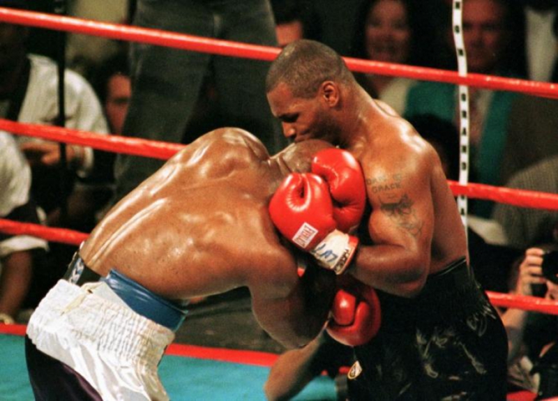 Mike Tyson arrancou a orelha de Evander Holyfield durante a disputa do título mundial de boxe