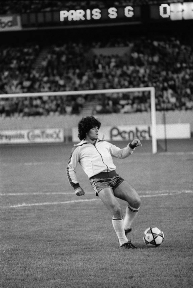 Maradona iniciou carreira aos 16 anos defendendo o Argentinos Juniors. Foi três vezes artilheiro do país e em, 1979 foi eleito pela primeira vez o melhor jogador sul-americano