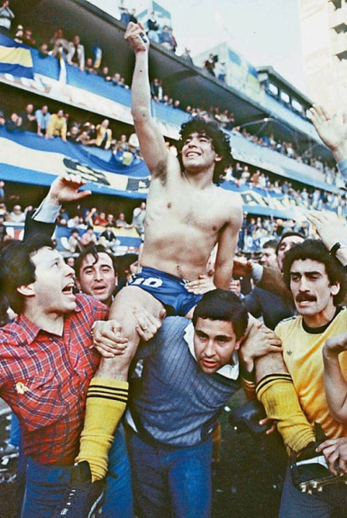 Em 1981 se transferiu para o Boca Juniors, onde logo em seu primeiro ano seria campeão argentino. Permaneceu no Boca Juniors até 1982, quando se transferiu para o Barcelona tentar a sorte no Campeonato Espanhol