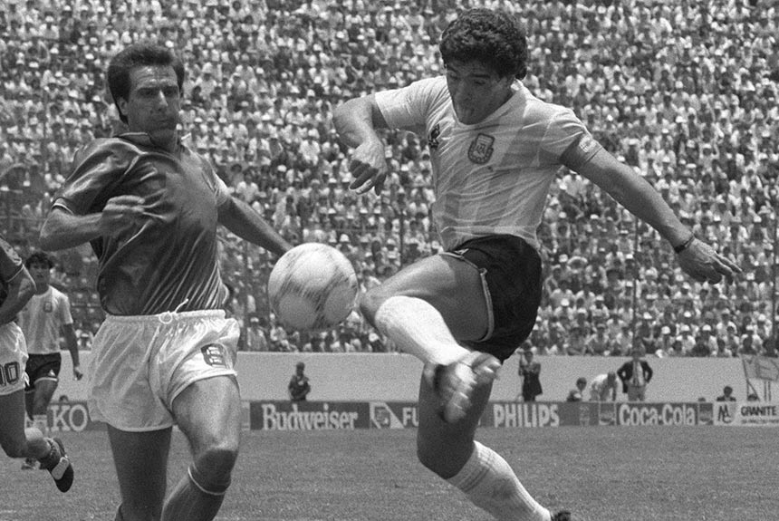 Em 1986 vive o auge durante a disputa da Copa do Mundo de 1986. Comanda a Argentina na conquista do título