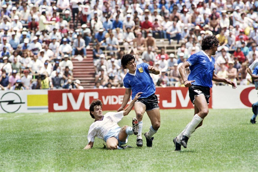 Contra a Inglaterra seu gol de mão entra para a história como 'A mão de Deus'