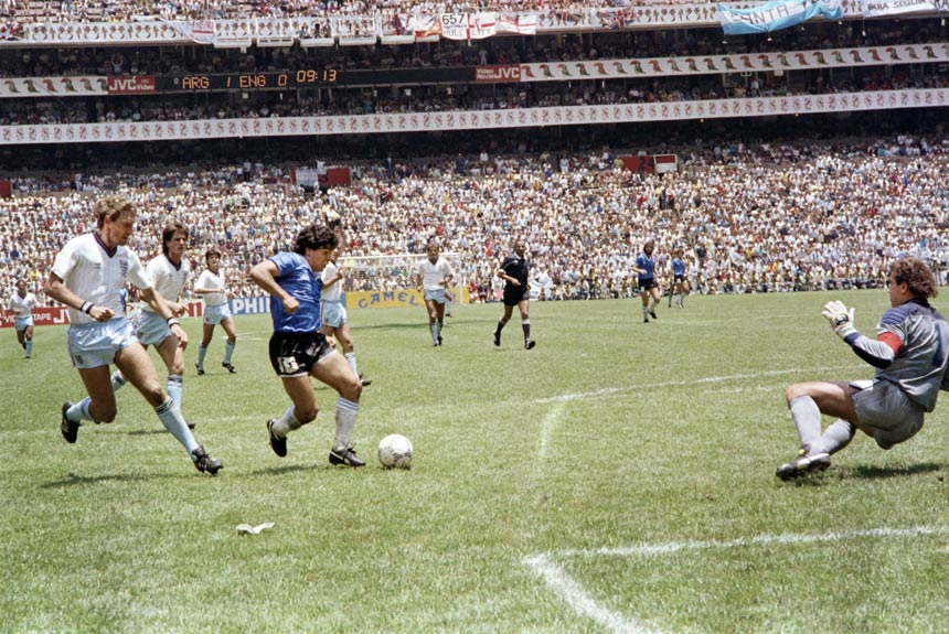 Ainda naquele jogo, o outro gol no triunfo de 2 a 1 dos argentinos é considerado o Gol do Século. O craque driblou toda a defesa inglesa