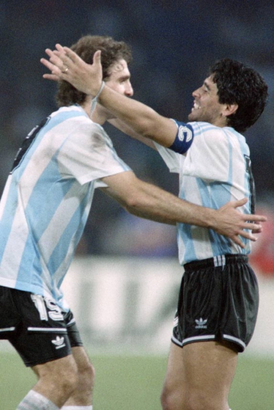 - Quatro anos depois, na Copa do Mundo de 1990, faz jogada genial e deixa Caniggia livre parea marcar o gol único que eliminou o Brasil nas oitavas