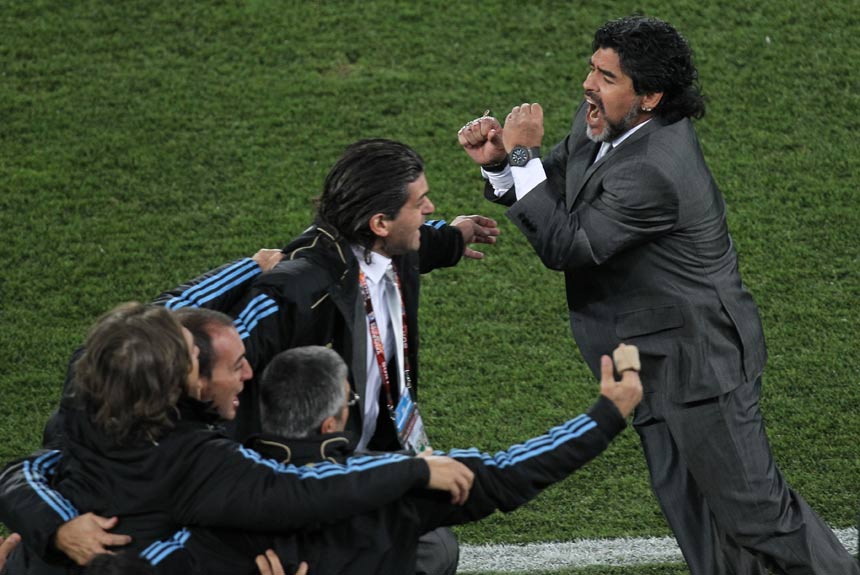 A ligação com a Argentina permaneceu como técnico do país na Copa do Mundo de 2010, mas os platinos foram eliminados pela Alemanha nas quartas de final