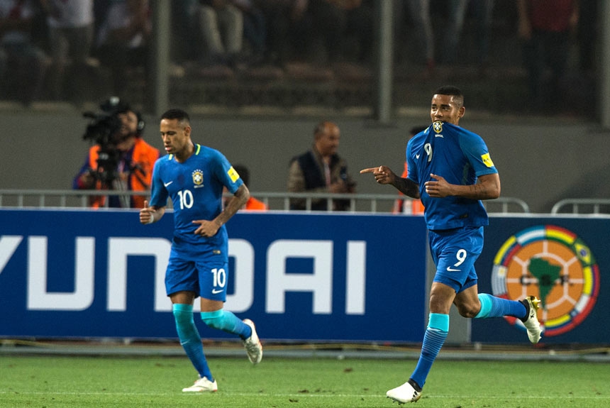 15/11/2016 - No feriado da Proclamação da República, o Brasil jogou fora de casa, em Lima, e fez 2 a 0 no Peru. Os gols foram de Renato Augusto e Gabriel Jesus