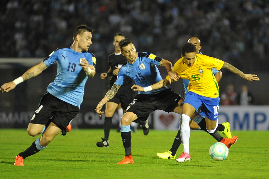 23/3/2017 - No primeiro compromisso deste ano o Brasil tinha uma pedreira contra o Uruguai no Centenário. Mas o time canarinho deu um show e goleou por 4 a 1. Paulinho estava com tudo e fez três gols. Neymar anotou o outro tento brasileiro