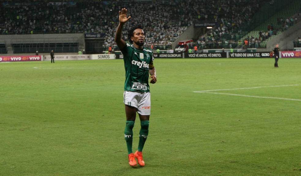 Zé Roberto deu uma volta olímpica para saudar a torcida
