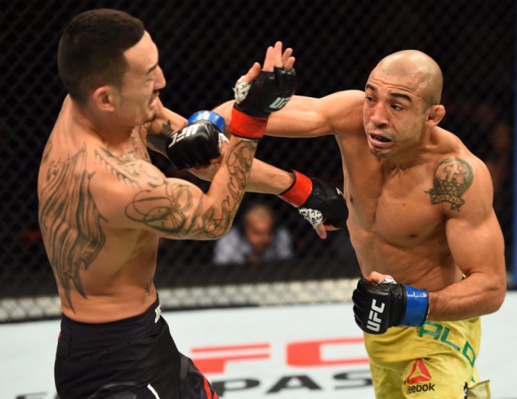 Max Holloway nocauteia José Aldo no UFC 218