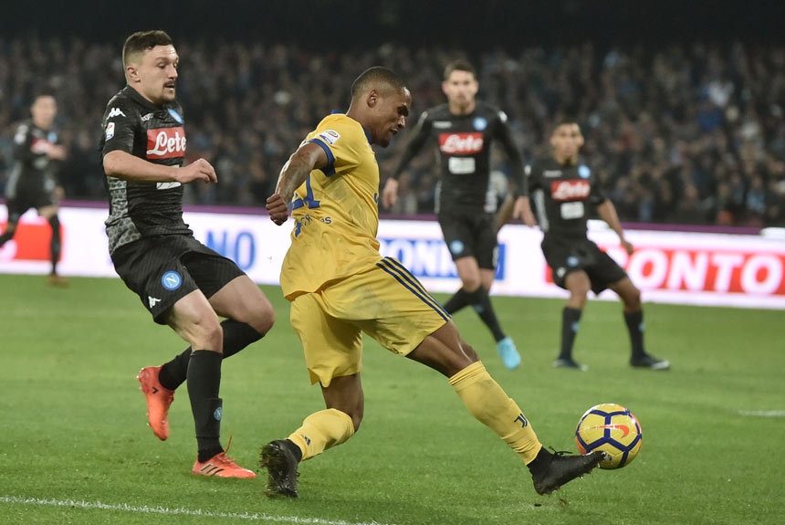 Douglas Costa - Foi um dos destaques da Juventus na vitória por 1 a 0 sobre o Napoli, e por pouco não deixou seu gol na partida