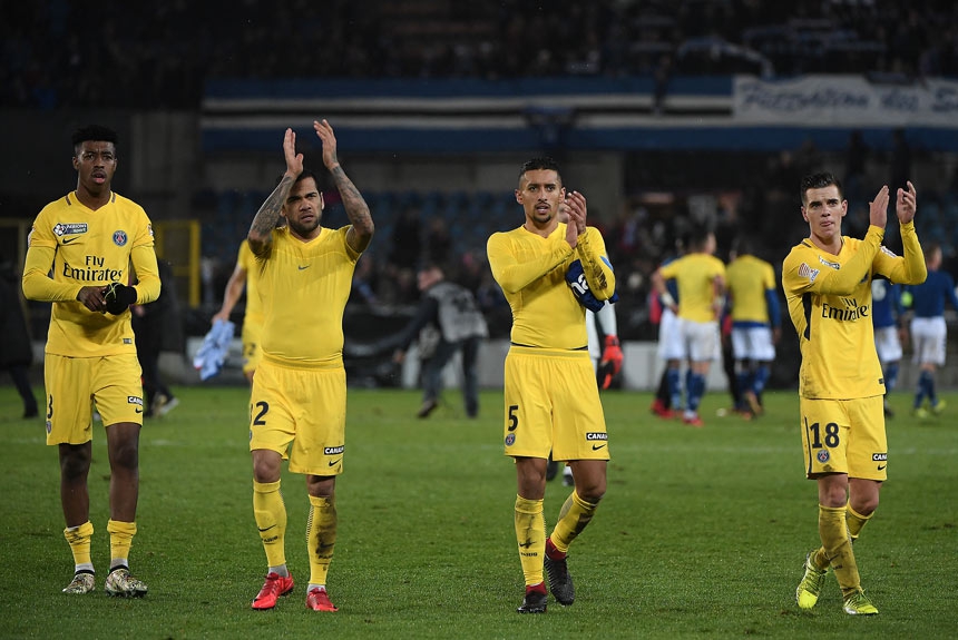 Daniel Alves - Marcou um gol na vitória do PSG sobre o Strasbourg por 4 a 2, que garantiu os parisienses nas quartas de final da Copa da Liga Francesa