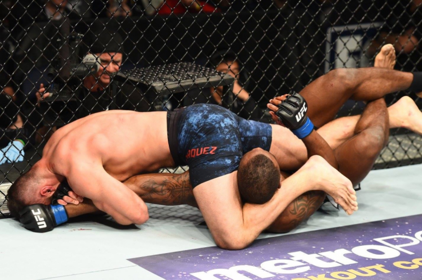 UFC Canadá: Julian Marquez venceu Darren Stewart por finalização