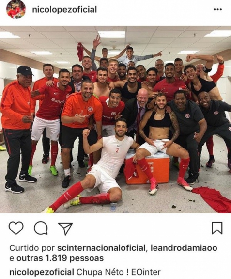 20/04/2017 - Jogadores do Inter provocaram Neto após a eliminação. Em legenda da imagem postada por Nico López os colorados soltaram "Chupa, Neto