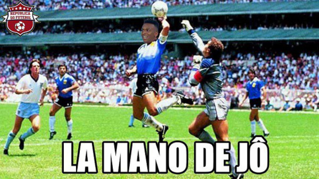 17/09/2017 - Jô marcou gol com braço diante do Vasco e foi alvo de memes