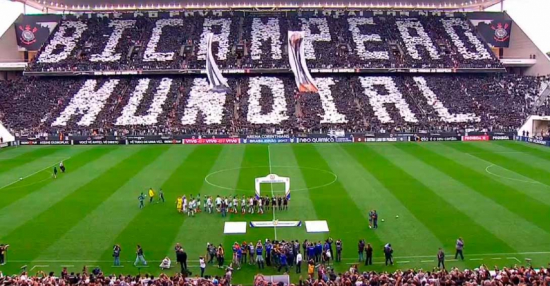 05/11/2017 - No confronto contra o Palmeiras, torcida do Corinthians preparou mosaico 'bicampeão mundial'
