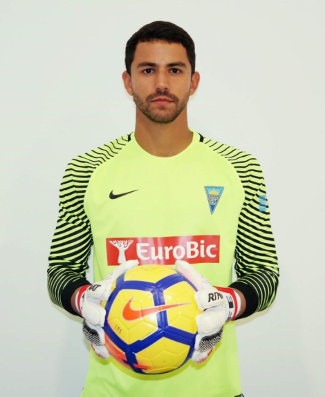 Renan Ribeiro assinou contrato de três anos com Estoril
