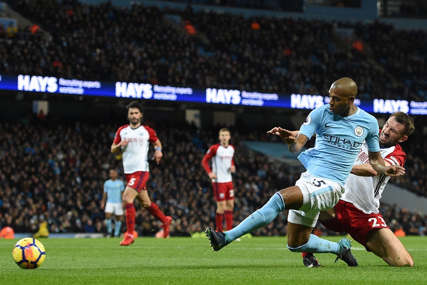 Fernandinho (Manchester City) - Não se apresentou na frente como de costume, mas foi bem na saída de bola. Outra performance regular do meio-campista da Seleção Brasileira.