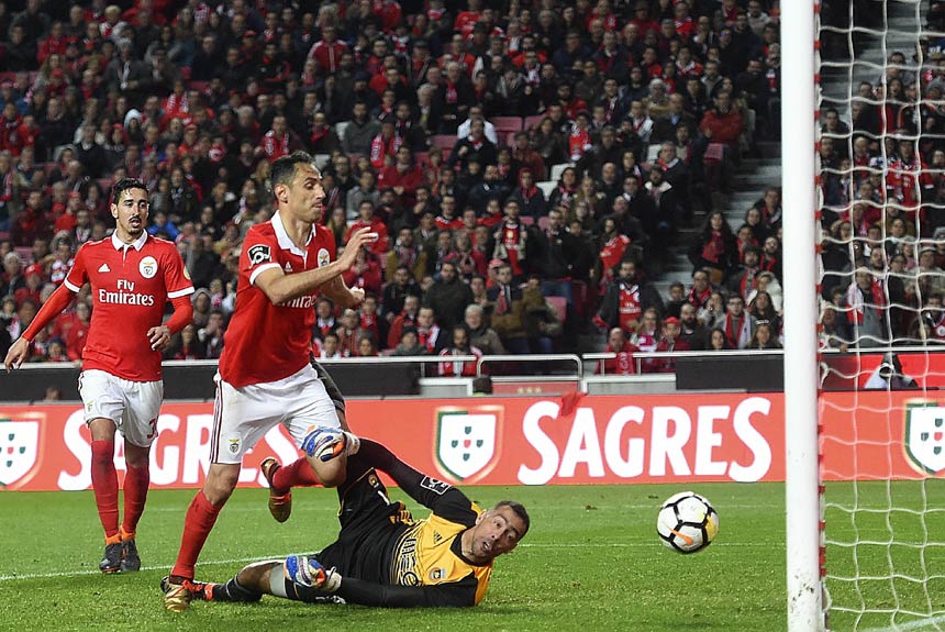 Jonas (Benfica) - Com passe do compatriota Jardel, que também foi à rede, Jonas marcou o seu 25º gol no Campeonato Português, em goleada sobre o Rio Ave (5 a 1). Segue tirando onda com a camisa 10 encarnada.