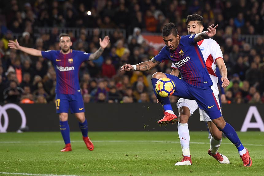 Paulinho (Barcelona) - Titular em um meio-campo com quatro peças, Paulinho funcionou bem e cumpriu o papel no quesito construção. Chegou à área, como de praxe, e cabeceou uma bola por cima.