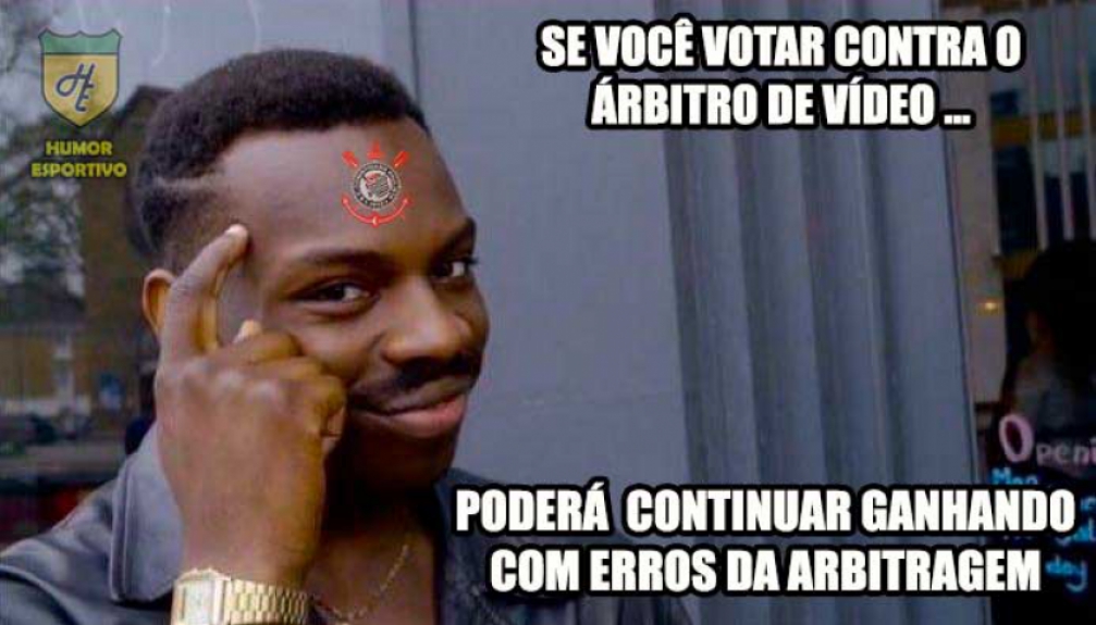 Torcedores rivais ironizam voto do Corinthians sobre o uso do VAR