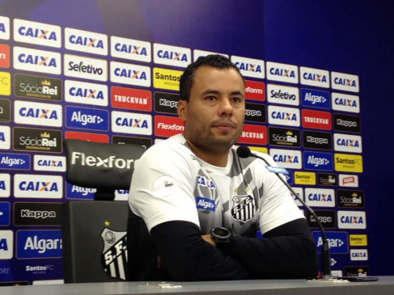 Jair Ventura dá coletiva no Santos