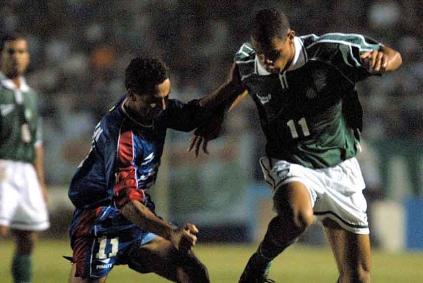 Em 2001 a Libertadores teve Lopes como artilheiro com nove gols. Ele defendia o Palmeiras