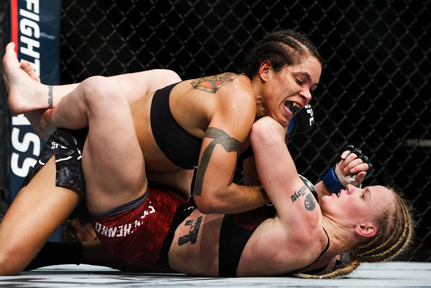 Amanda Nunes é a campeã peso-galo feminino do Ultimate Fighting Championship, sendo a primeira atleta brasileira a conquistar um cinturão da categoria.