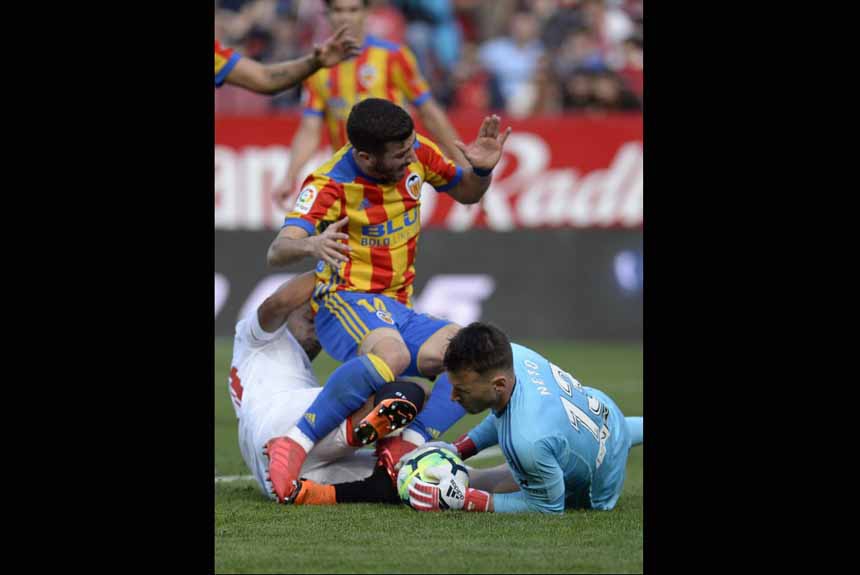 NETO (VALENCIA): Neto teve mais atuação segura à frente do gol do Valencia. A vitória por 2 a 0, fora de casa, contra o Sevilla, garantiu a quarta colocação na La Liga. O goleiro saiu, mais uma vez, sem tomar gols e continua sendo um dos principais
