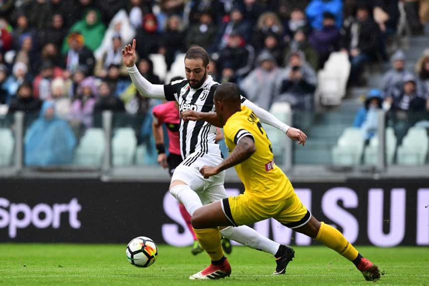 SAMIR (UDINESE): Apesar da derrota, Samir não fez uma partida ruim. O ex zagueiro do Flamengo encontrou seu futebol na Itália e é uma das referências do time de Udine.