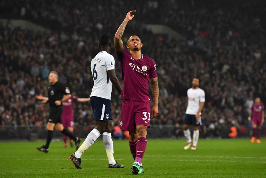 Gabriel Jesus (Manchester City) - Após a eliminação na Champions League, o Manchester City voltou suas atenções para a Premier League. Gabriel Jesus abriu o placar da partida, após receber ótimo passe, penetrar na area e bater forte.