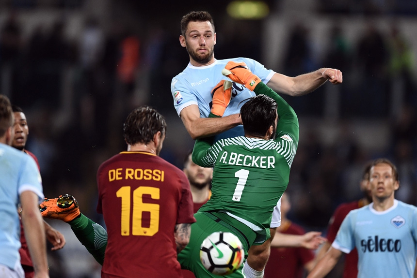 Alisson (Roma) - Um dos principais destaques da Roma na temporada, o goleiro Alisson passou por mais um teste no ano. Jogando um dos principais clássicos do cenário europeu, a Roma enfrentou a Lazio no "Derby della Capitale". O brasileiro em mais um jogo
