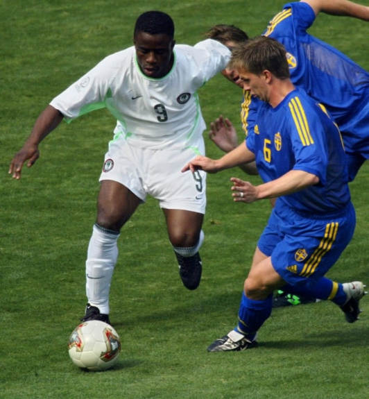 Ogbeche, atacante da Nigéria na Copa de 2002