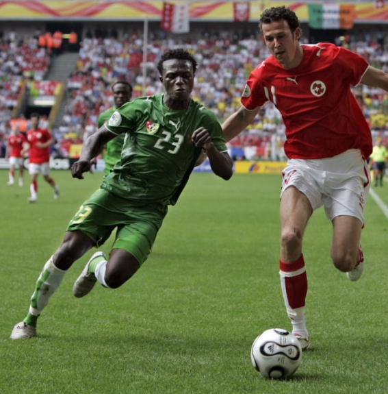 Assimiou Toure, lateral de Togo na Copa de 2006