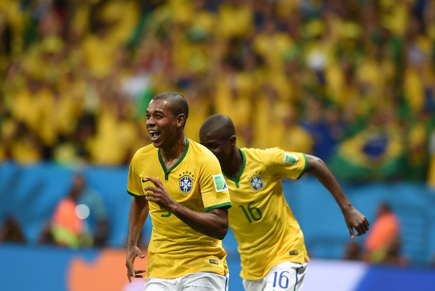 Também presente na lista de Tite, o volante Fernandinho fez um dos gols diante de Camarões