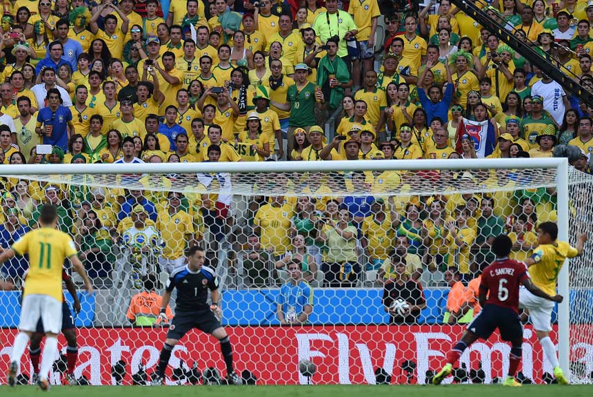 O zagueiro Thiago Silva fez um gol na vitória de 2 a 1 sobre a Colômbia nas quartas de final
