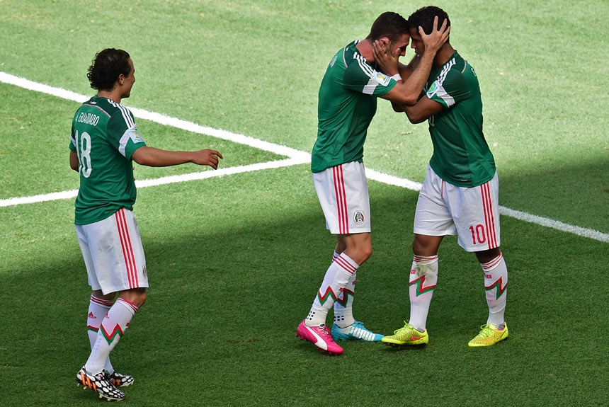 Oribe Peralta fez o gol do México na vitória de 1 a 0 sobre Camarões